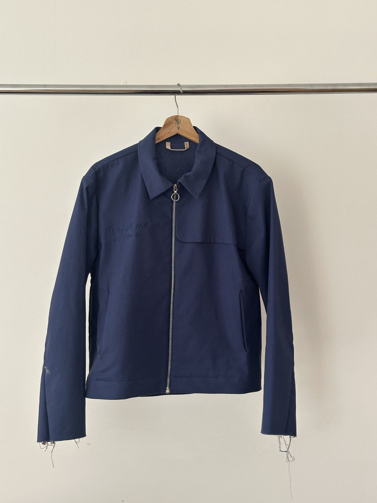 Atelierjacke Dunkelblau am Holzbügel, Vorderseite