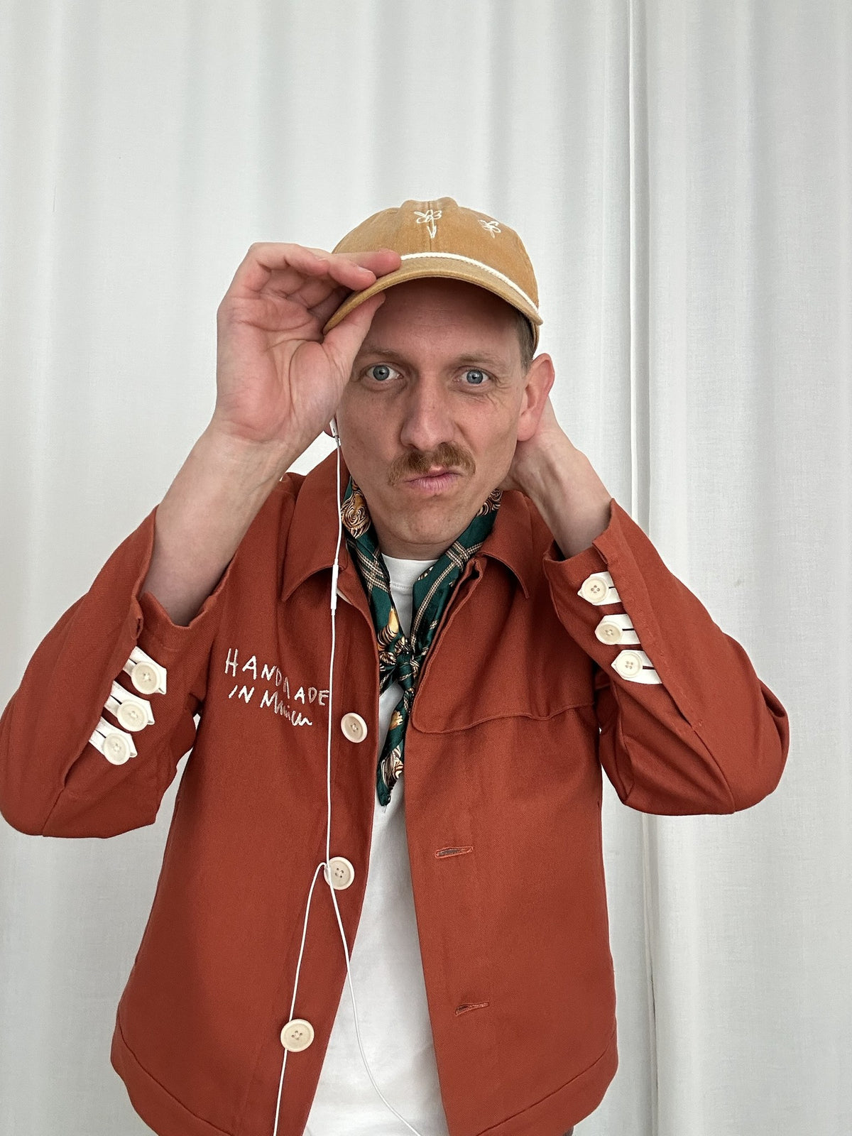 Atelierjacke Rostorange getragen, Vorderseite