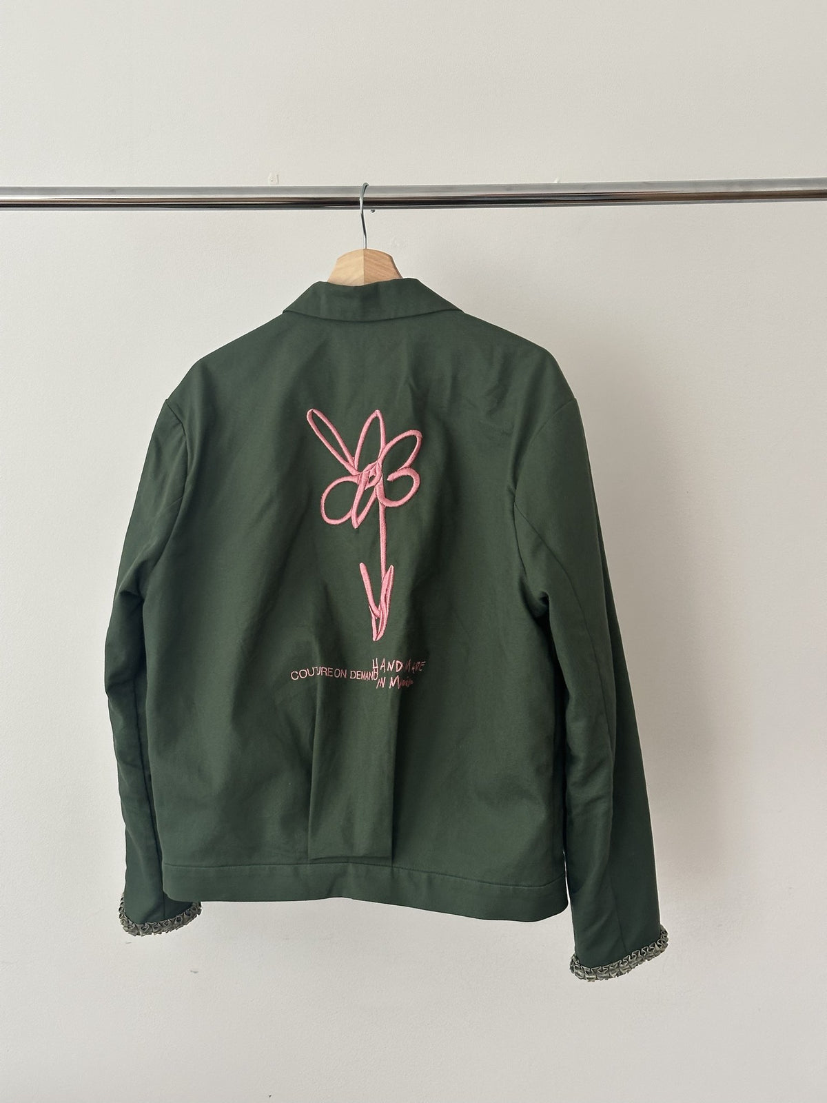 Hallodri Jacke am Holzbügel, Rücken mit rosa gestickter Blume