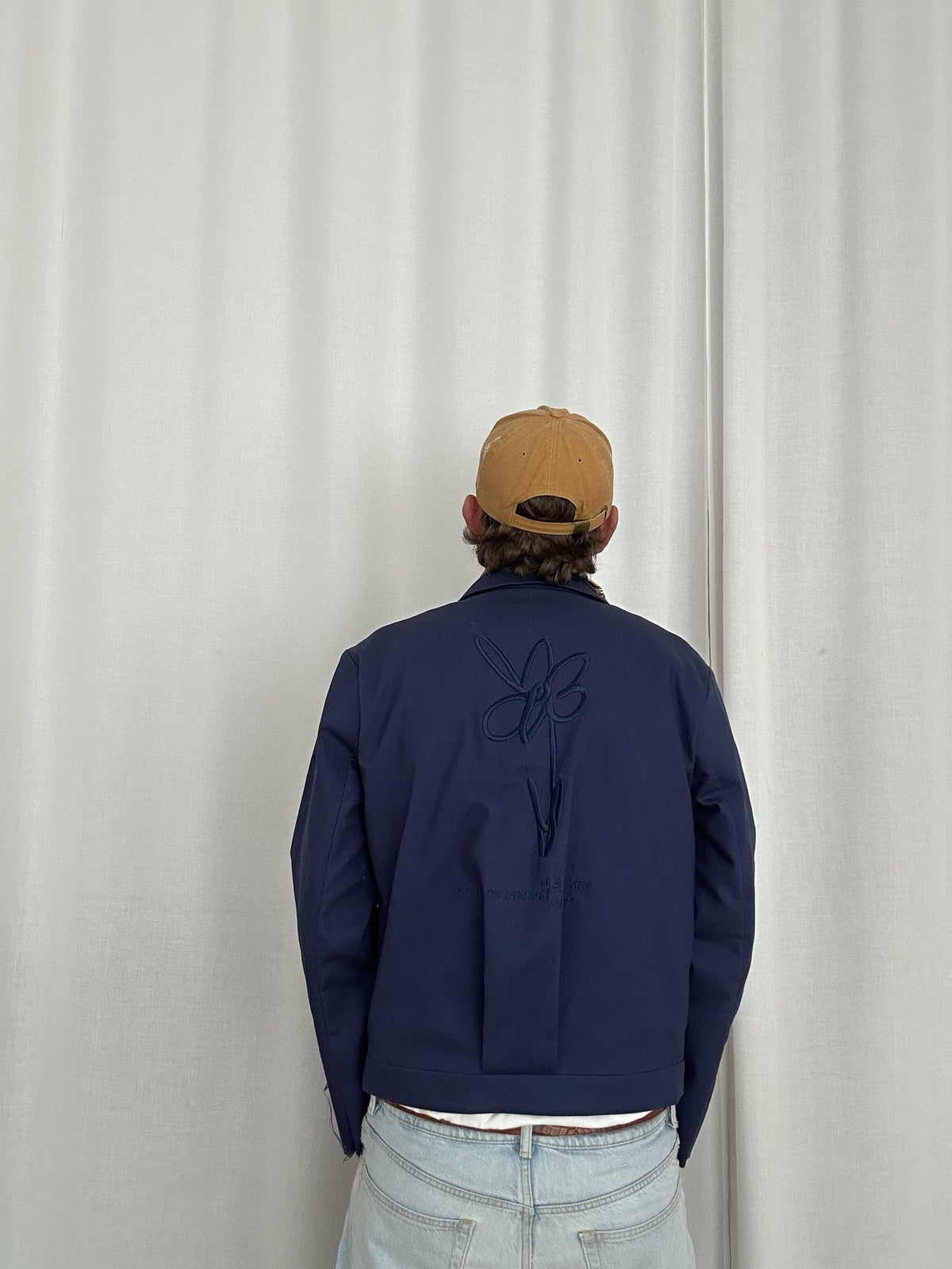 Atelierjacke Dunkelblau getragen, Rückseite