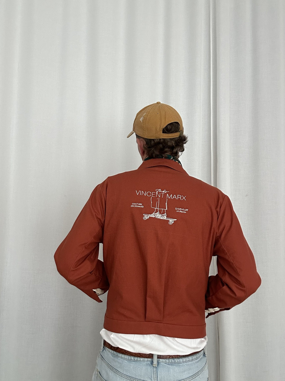 Atelierjacke Rostorange getragen, Rückseite