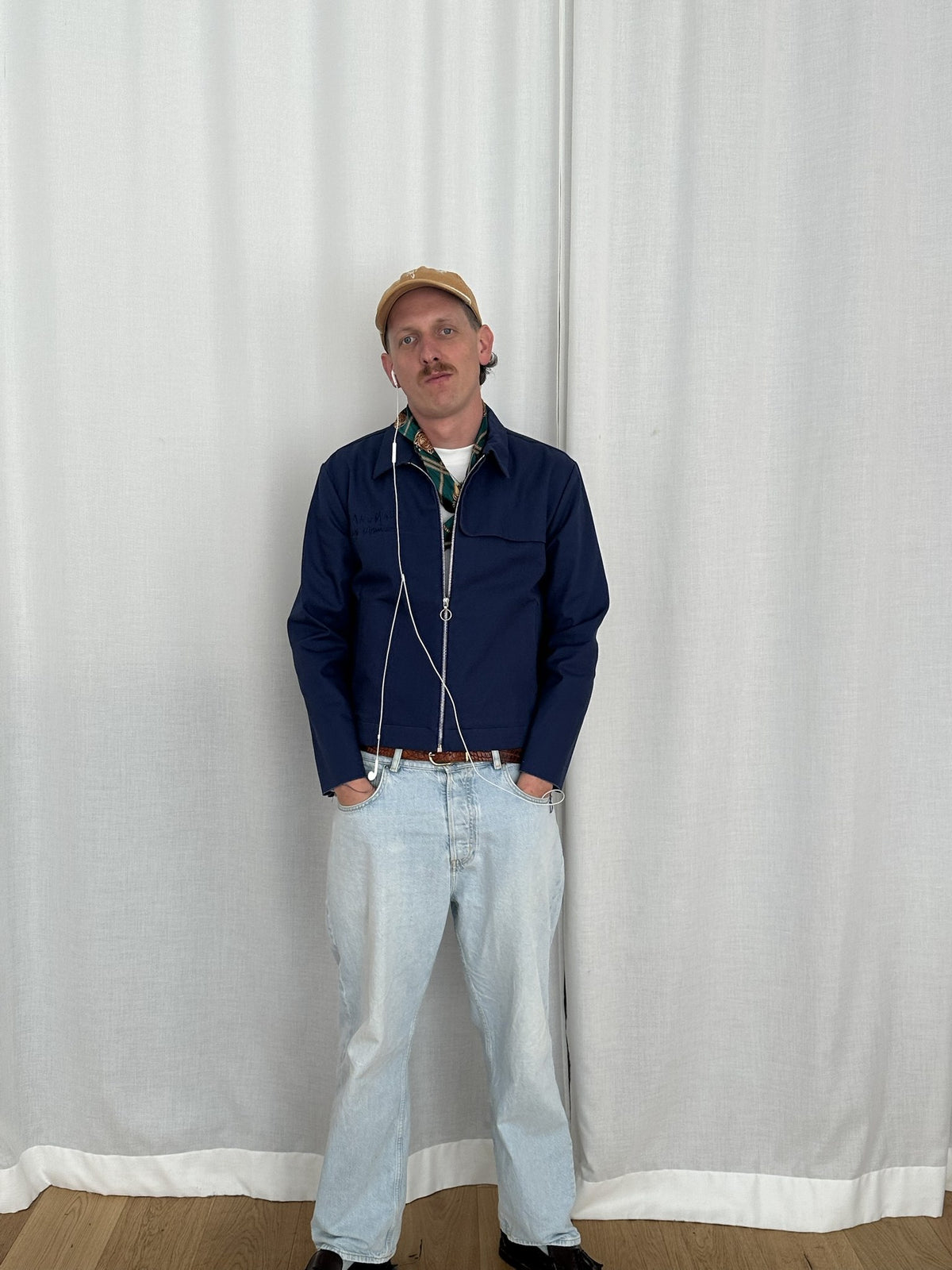 Atelierjacke Dunkelblau getragen mit Jeans, ganzer Look