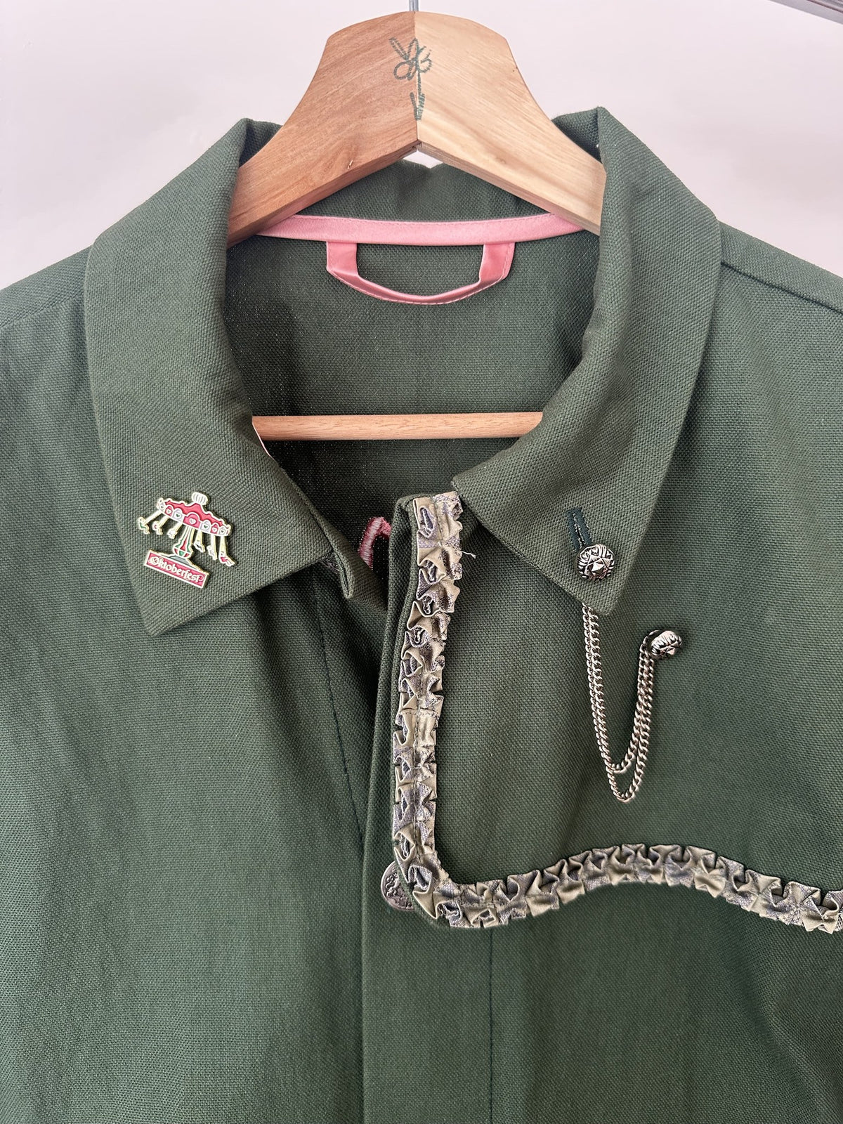 Kragen der Hallodri Jacke mit Kette, Wappenknöpfen und Rüschenborte