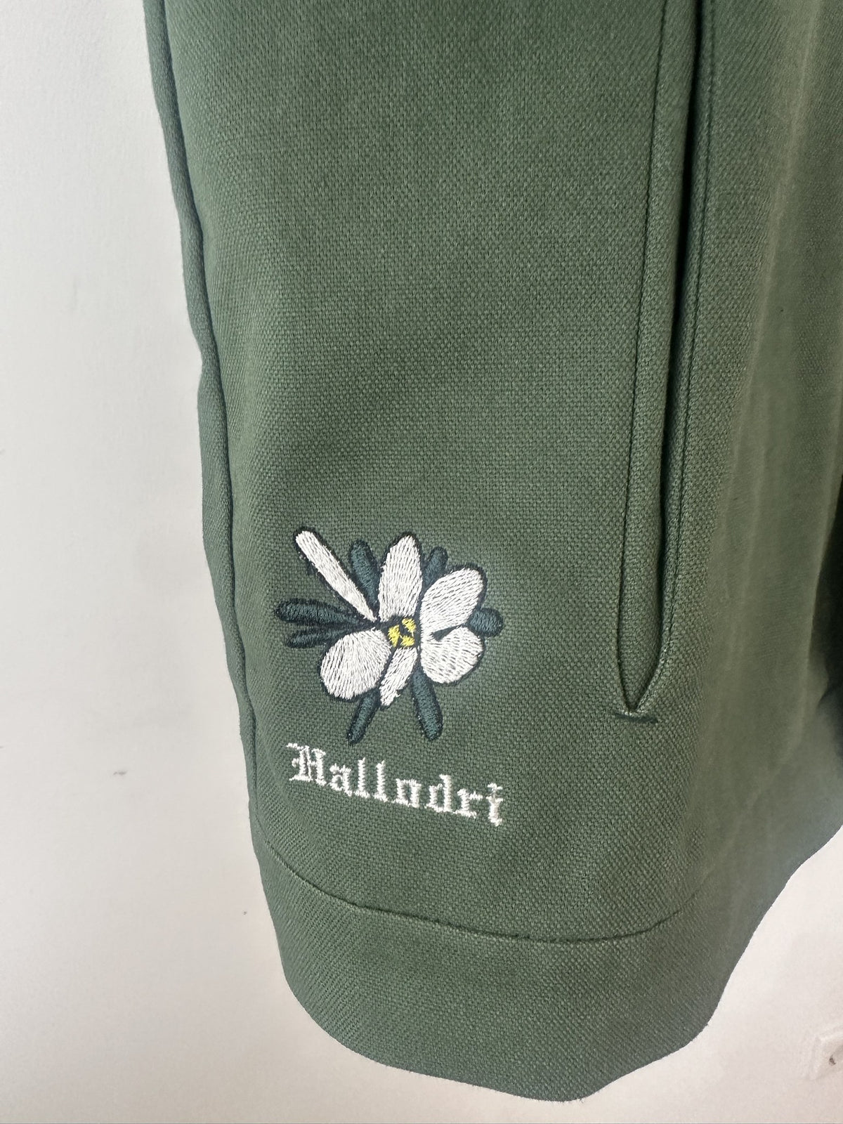 Stickerei „Hallodri“ mit Blume, Nahaufnahme