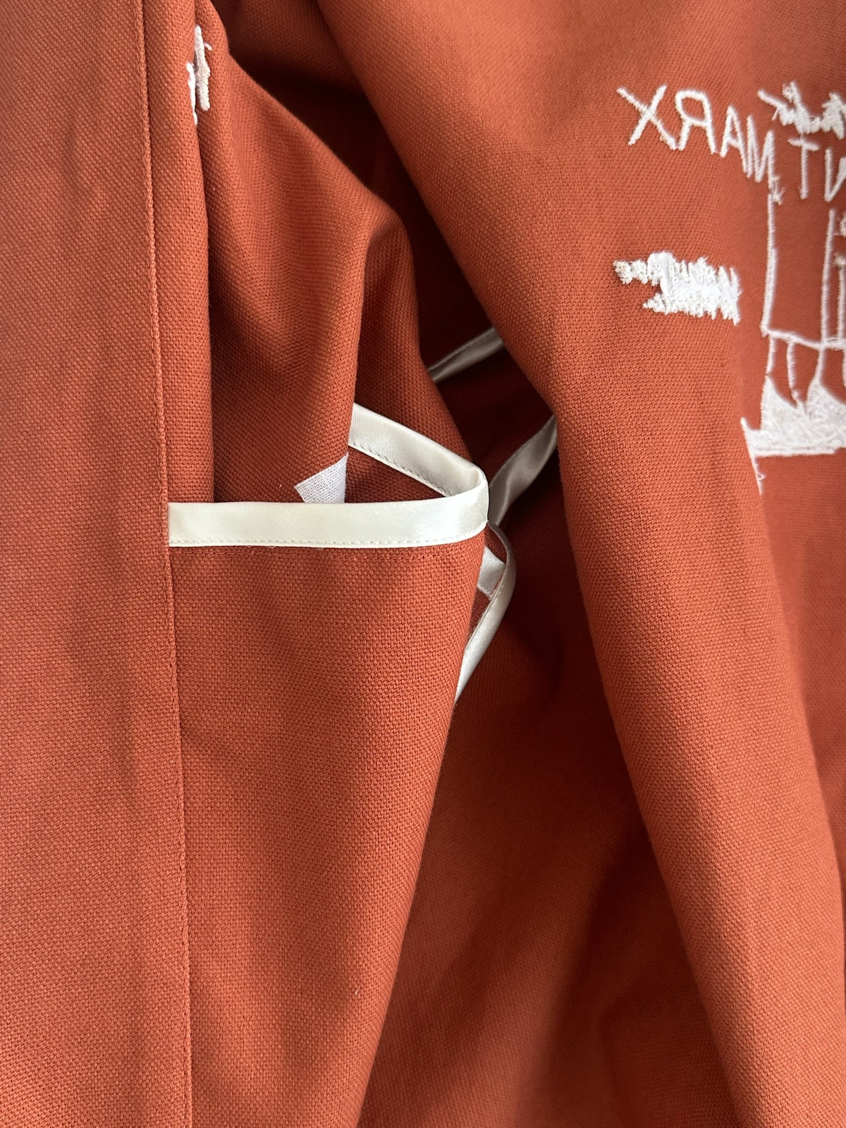 Innenseite der Atelierjacke Rostorange, Nahtzugaben in cremefarbenem Satinband