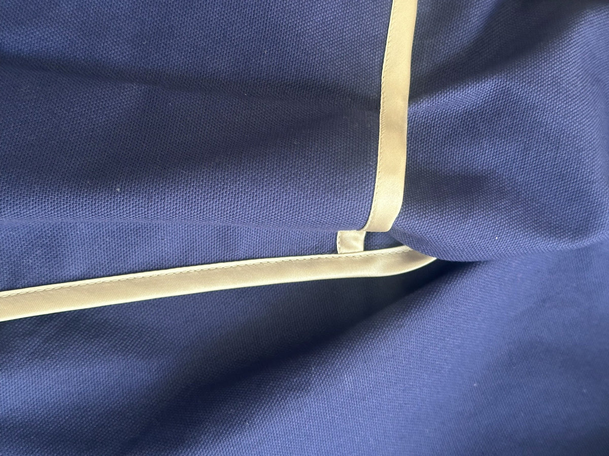 Innenseite der Atelierjacke Dunkelblau, Nahtzugaben in sandfarbenem Satinband
