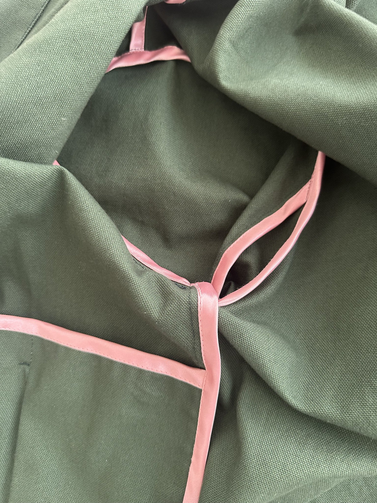 Innenseite der Hallodri Jacke, Nahtzugaben in rosa Satinband