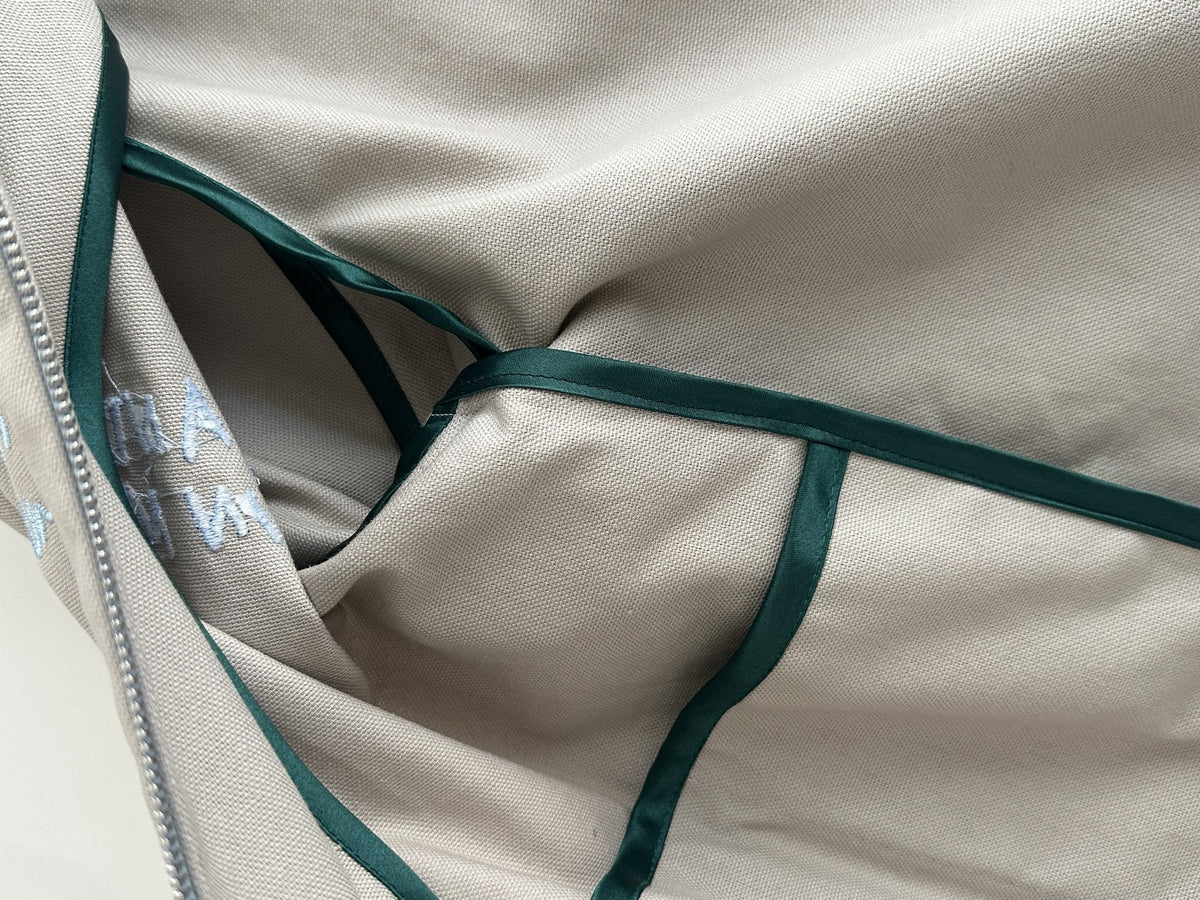 Innenseite der Atelierjacke Hellgrau, Nahtzugaben in dunkelgrünem Satinband