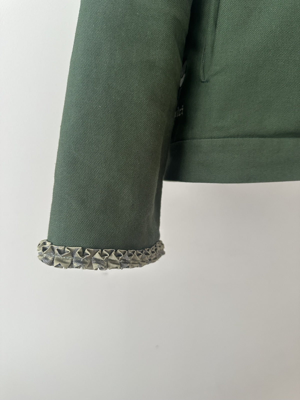Ärmel der Hallodri Jacke mit Rüschenborte