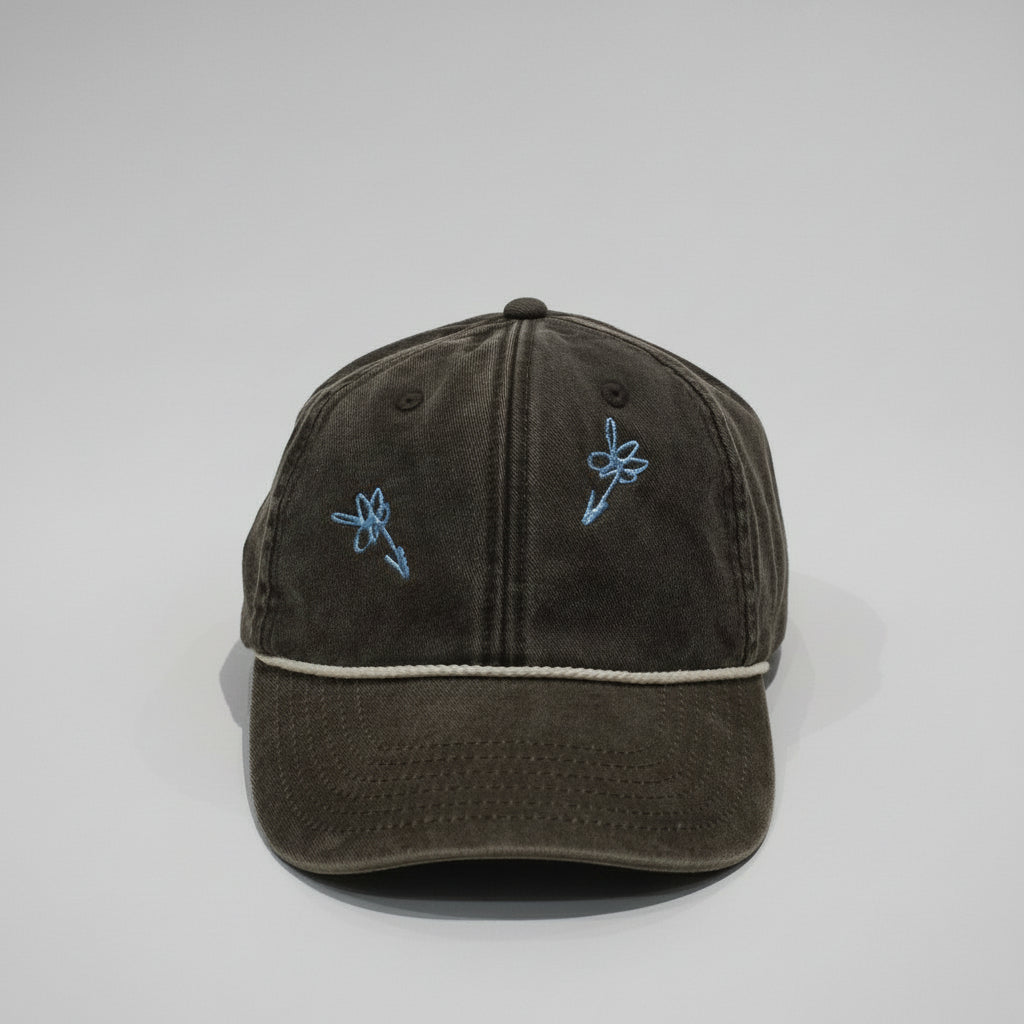 Cap Brown von vorn mit hellblau gestickten Blumen