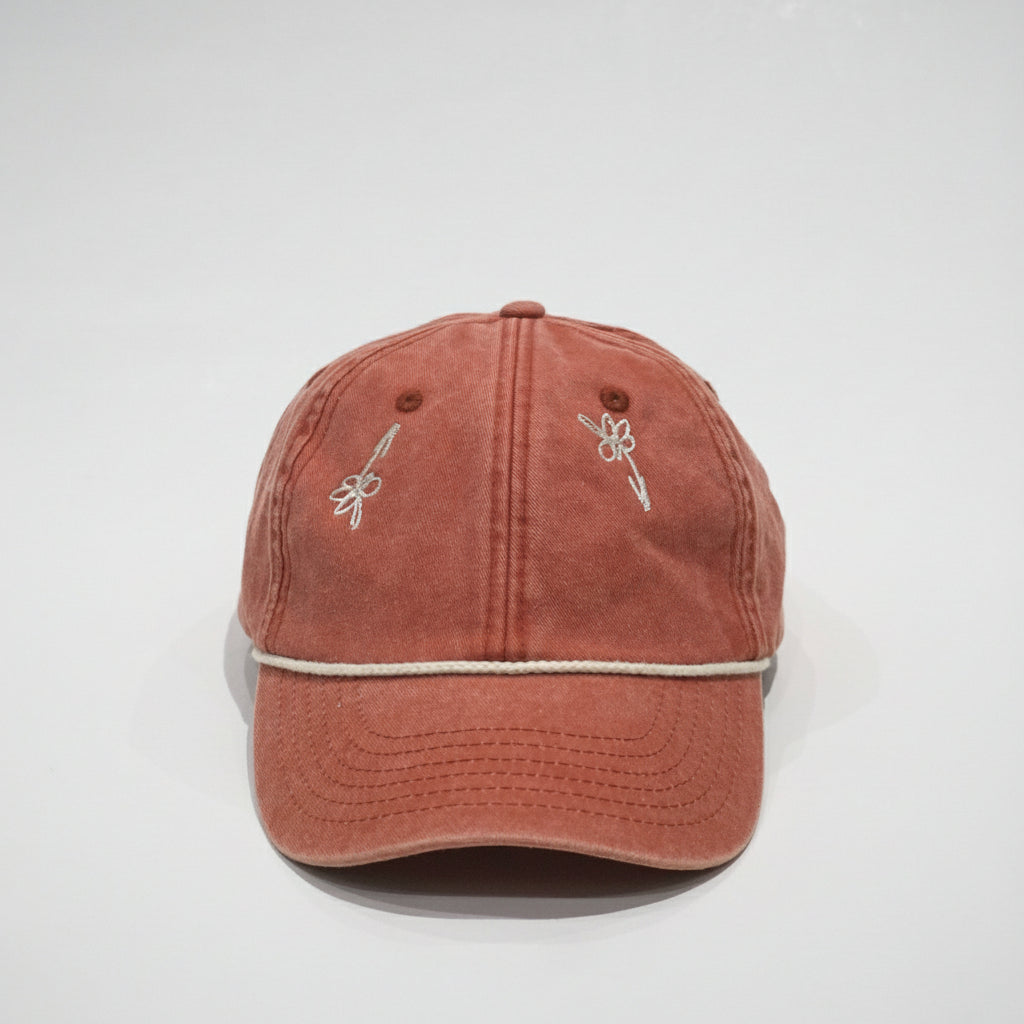 Cap Rust von vorn mit cremefarben gestickten Blumen