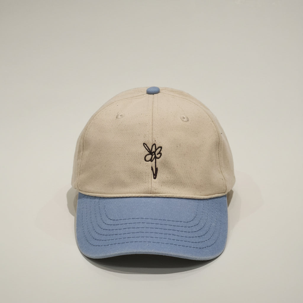 Cap Blue/Creme von vorn mit braun gestickter Blume