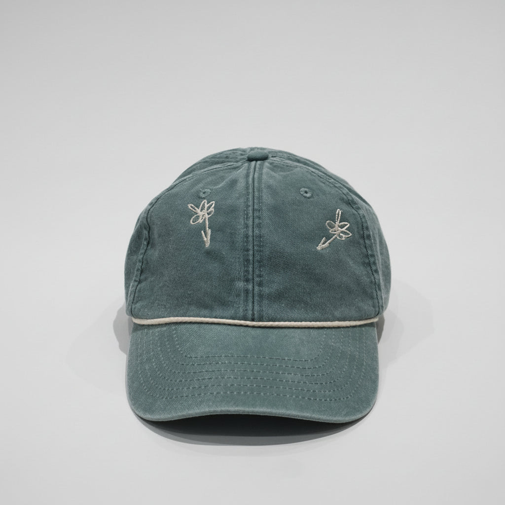 Cap Glaucous von vorn mit hell gestickten Blumen