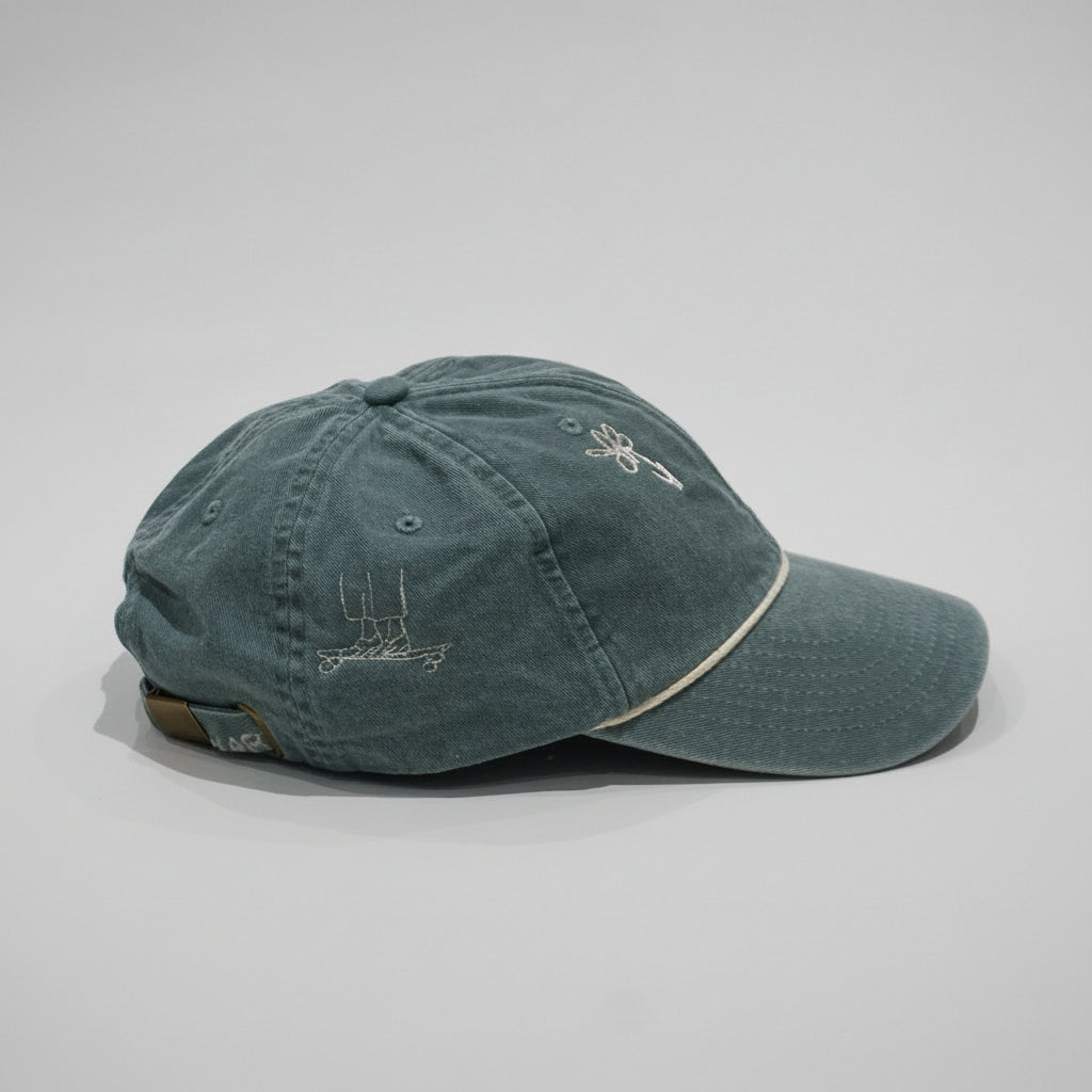 Cap Glaucous von der Seite mit Skateboard-Stickerei