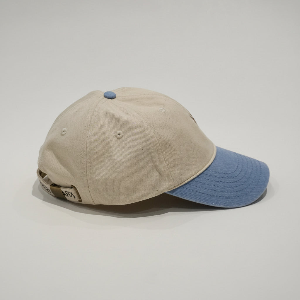 Cap Blue/Creme von der Seite mit hellblauem Schirm