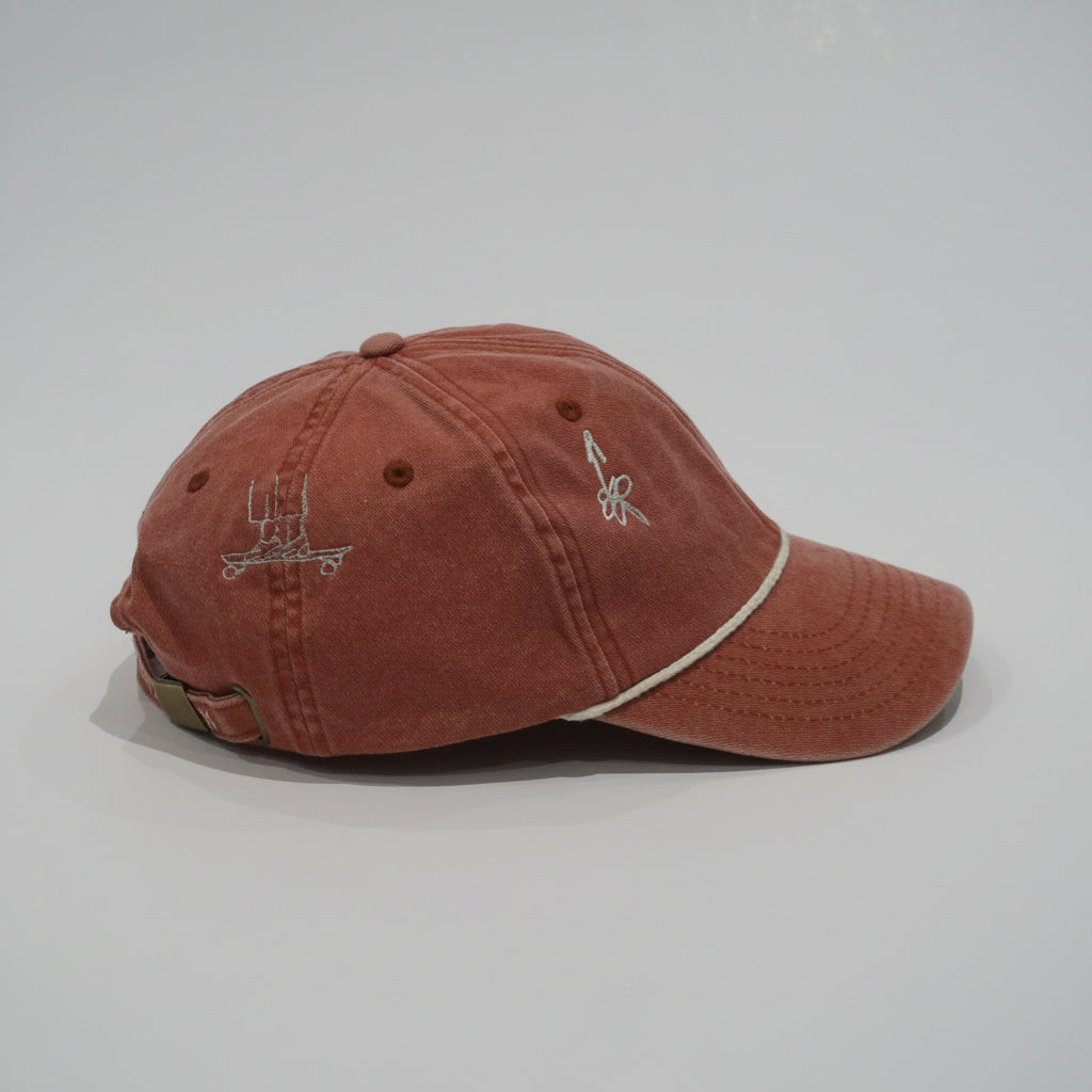 Cap Rust von der Seite mit Skateboard-Stickerei und Kordel am Schirm