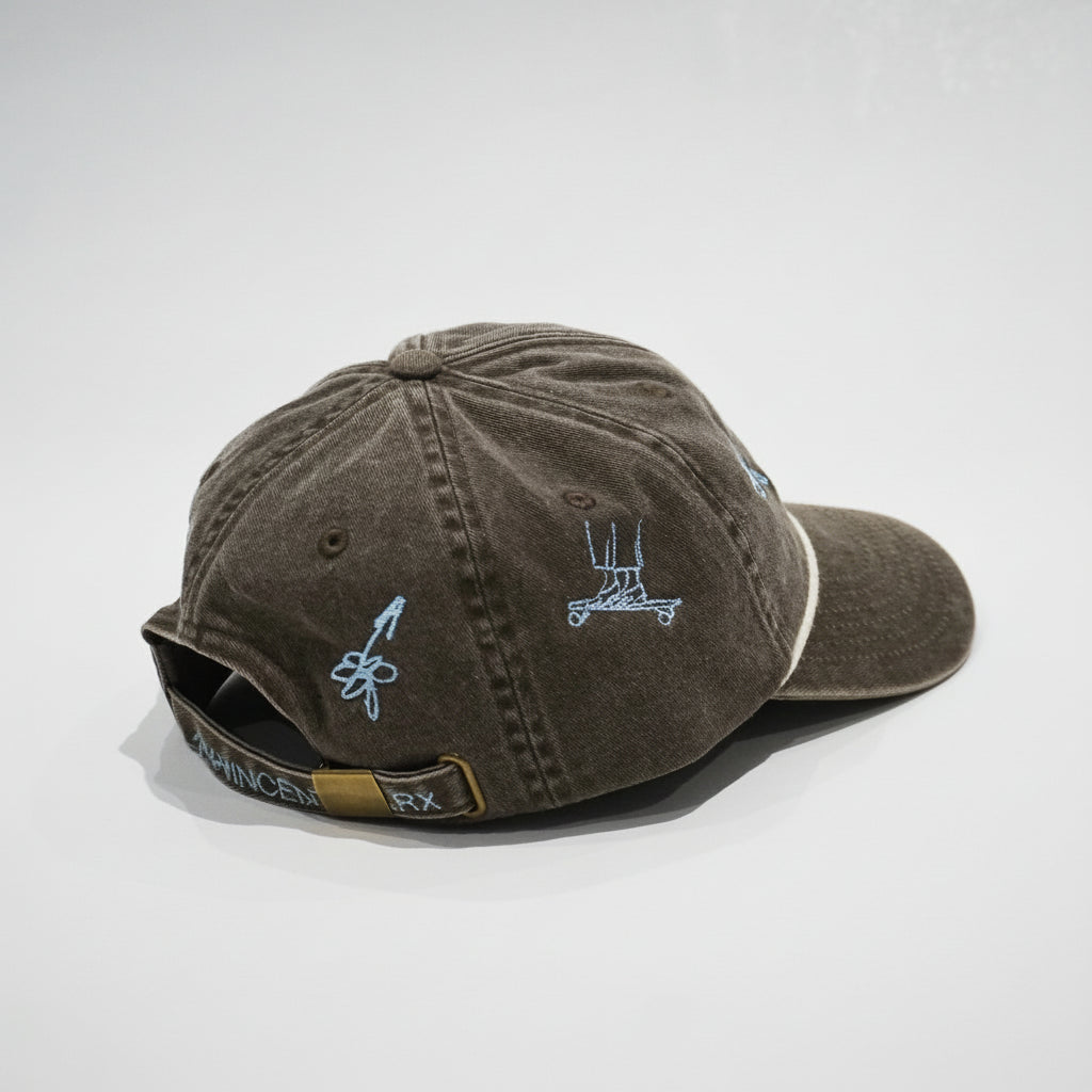 Cap Brown schräg von hinten mit Stickereien an der Seite