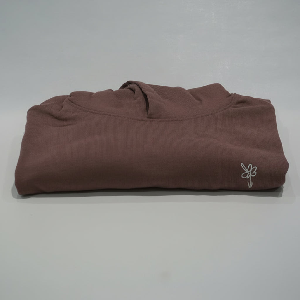 Hoodie in Kaffa Coffee gefaltet, mit gestickter Blume