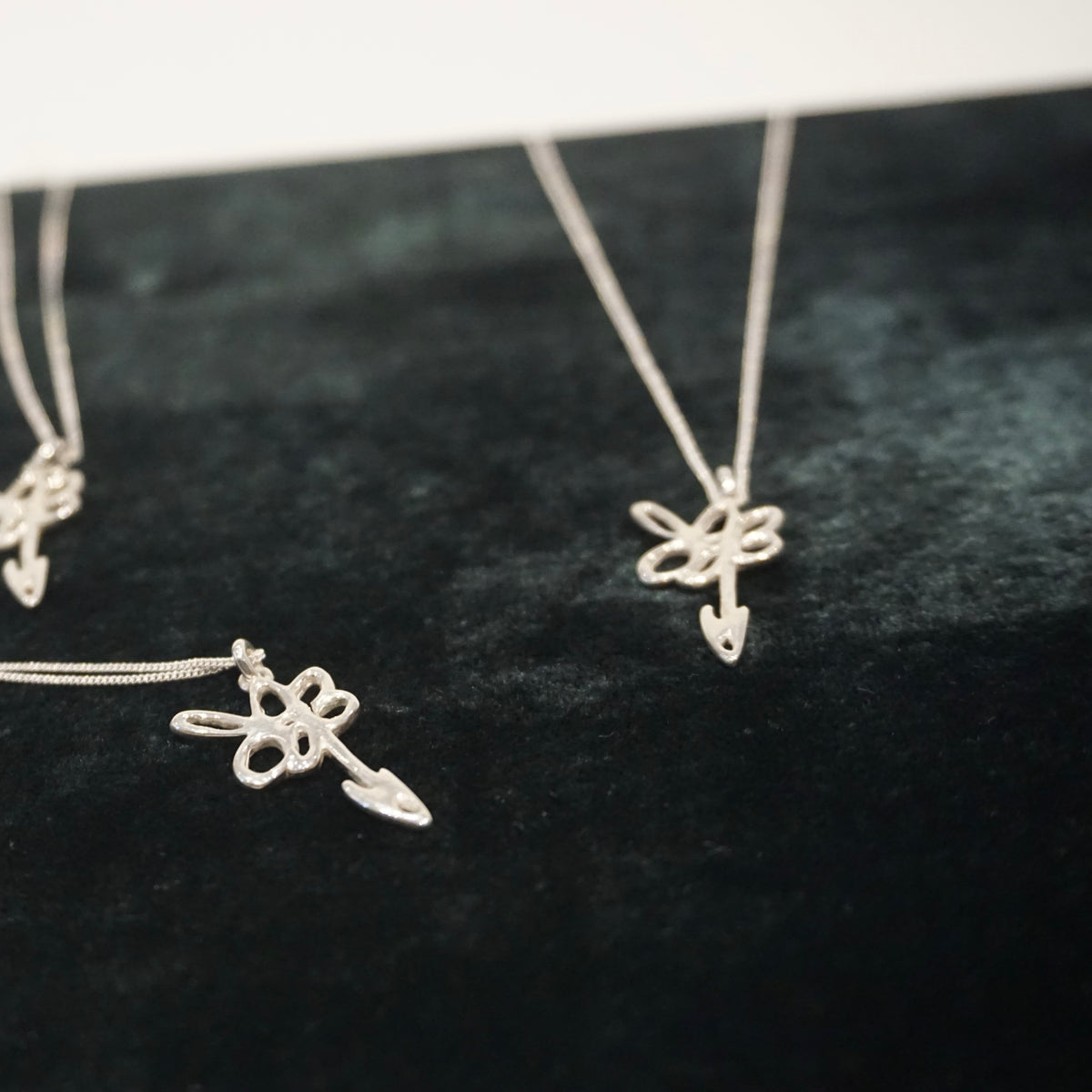 Lei-Ketten aus Silber mit Blumenanhängern, Nahaufnahme