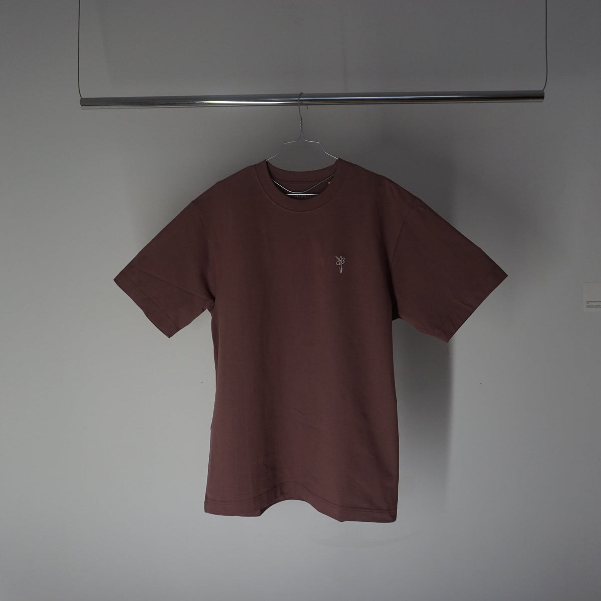 T-Shirt in Kaffa Coffee auf dem Bügel an der Kleiderstange