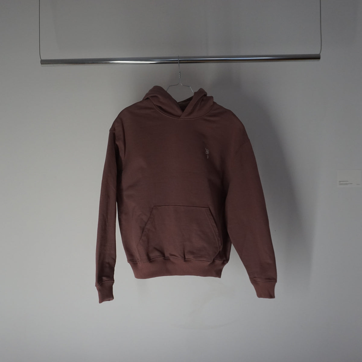 Hoodie in Kaffa Coffee auf dem Bügel an der Kleiderstange