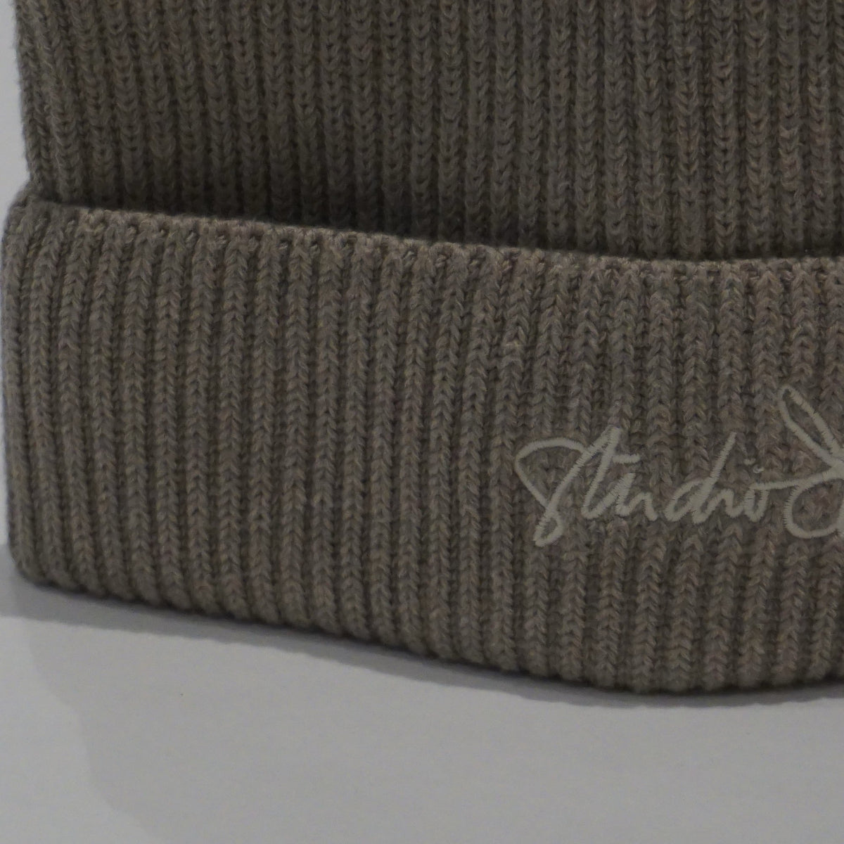 Beanie Fisherman Rib, Detail der Stickerei