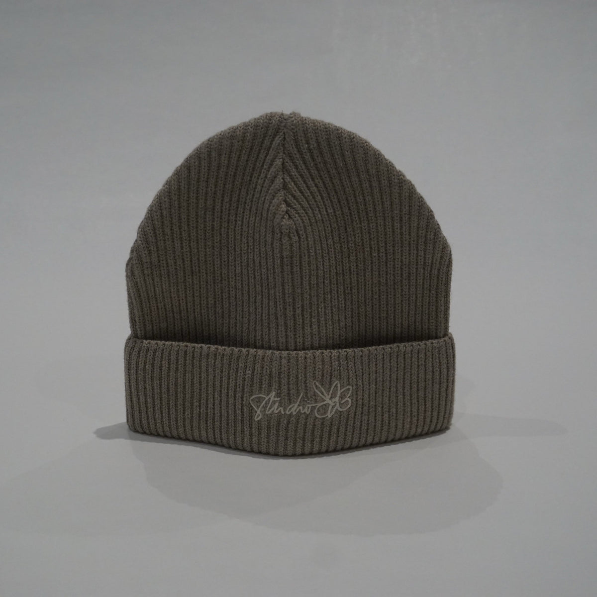 Beanie Fisherman Rib mit gestickter Signatur
