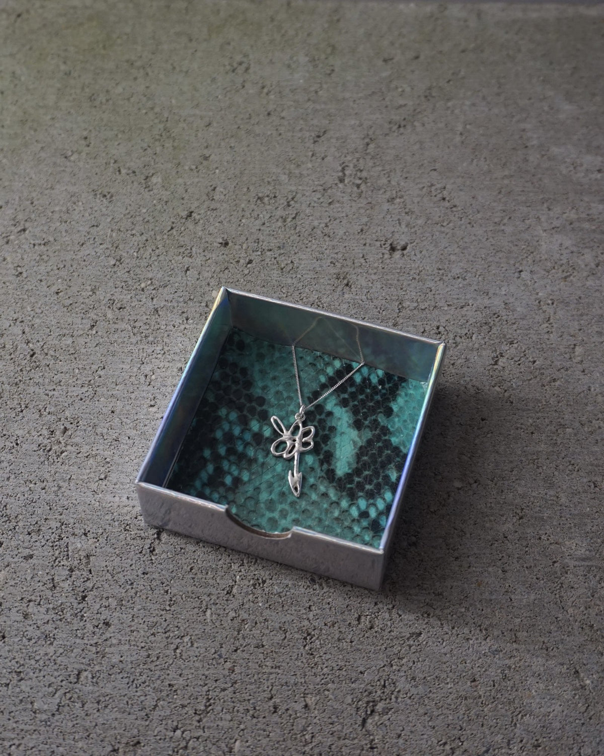 Lei-Kette aus Silber in der Schachtel