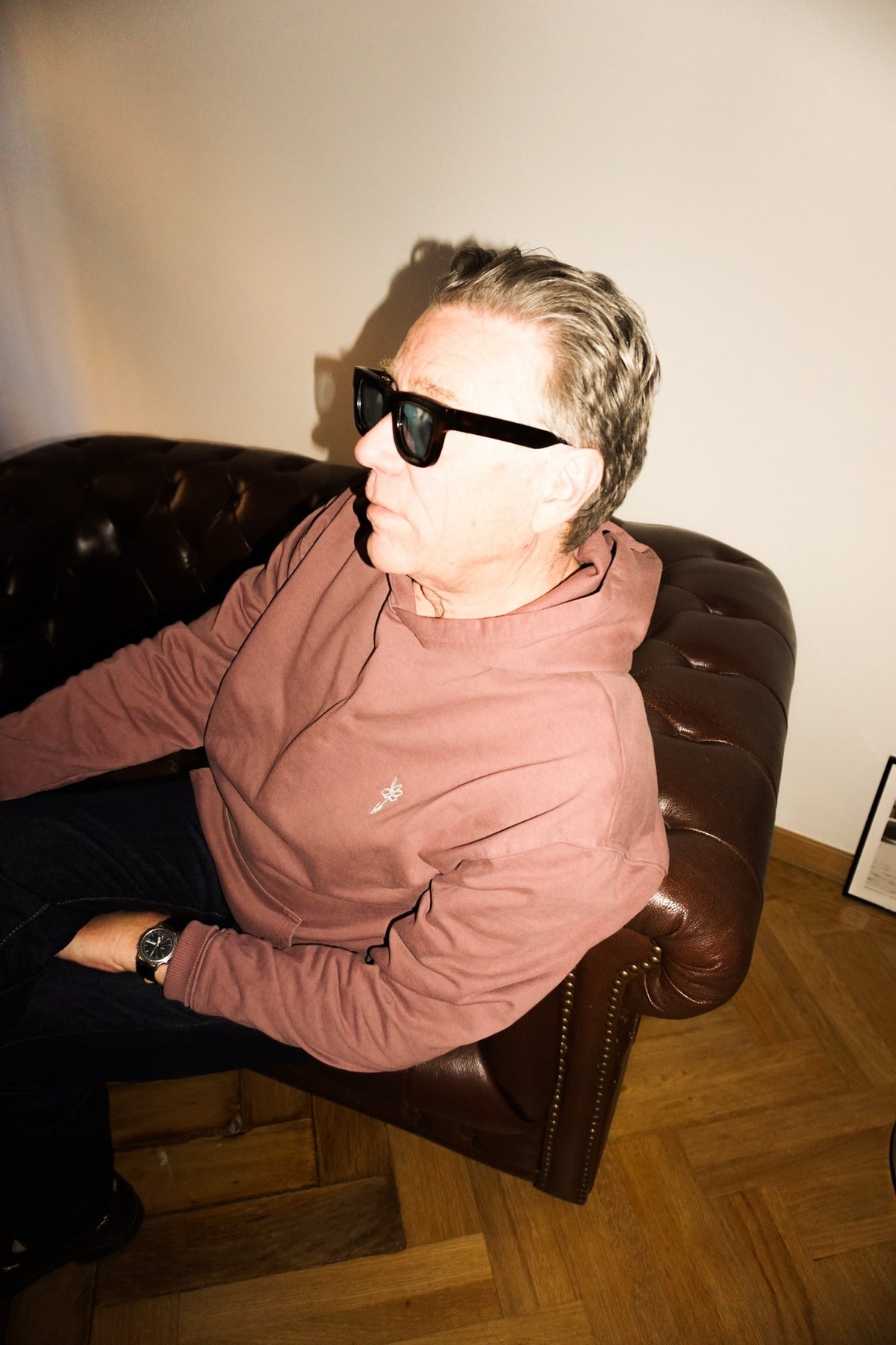 Hoodie in Kaffa Coffee mit gestickter Blume, getragen