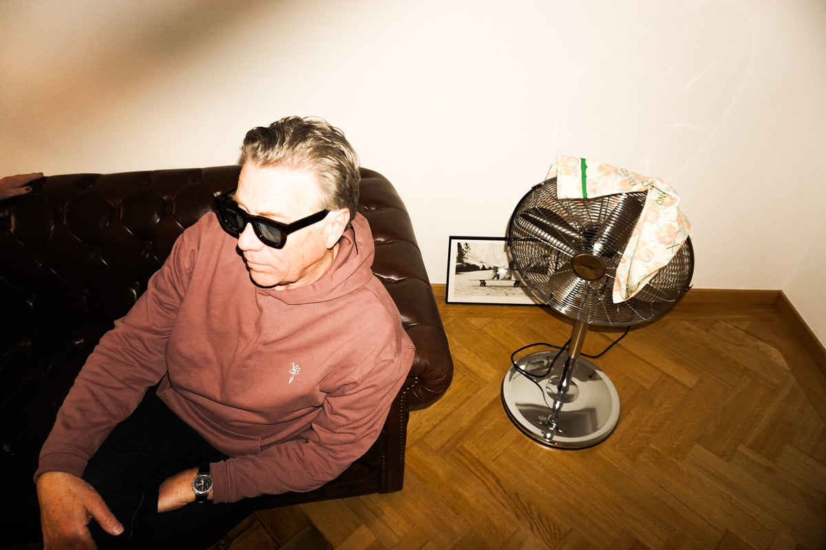 Hoodie in Kaffa Coffee auf dem Chesterfield-Sofa